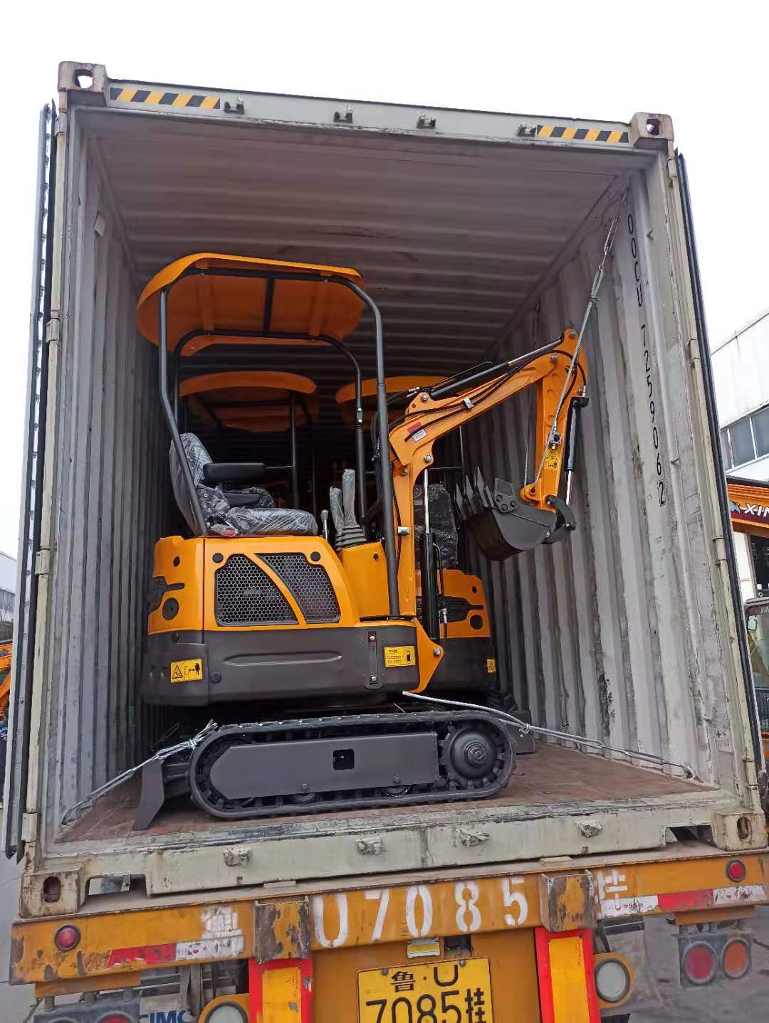 HQ08 mini excvator for loading container 13 units to Europe